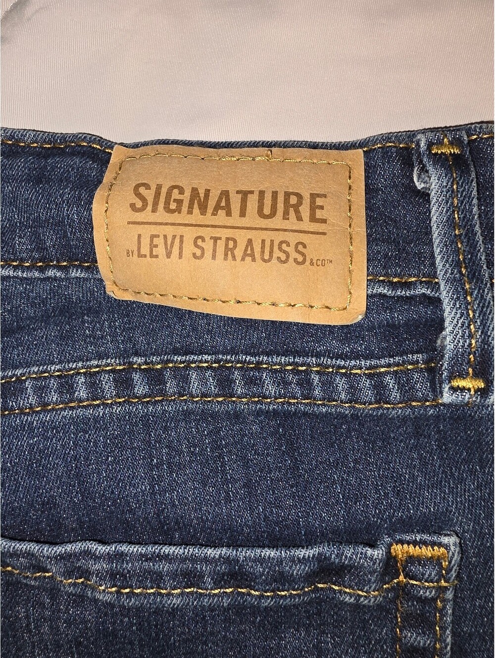Levi's signature Women's Cuffed Denim Shorts - Size 2 - Picture 9 of 9